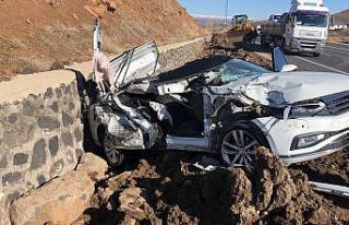 Beton mikseri ve otomobil çarpıştı: 1 yaralı