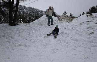 Beyaz örtüyle kaplanan Abant’a tatilci akını
