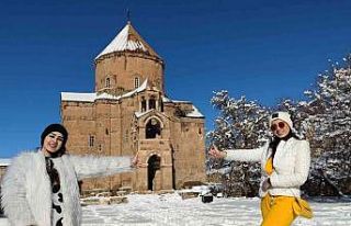 Beyaza bürünen Akdamar Adası’na İranlı turistlerden...