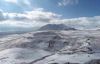 Beyaza bürünen dağlardan kartpostallık görüntüler
