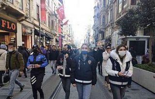 Beyoğlu polisi Taksim’de KADES uygulamasını tanıttı