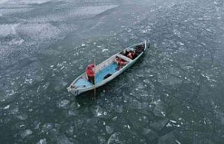 Beyşehir Gölü’ndeki balıkçıların buzla mücadelesi...