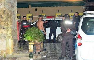 Bıçakla kendisine zarar veren genci, polisler ikna...