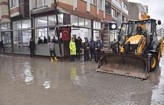 Biga Belediyesi ekiplerinden kuvvetli yağışa anında...