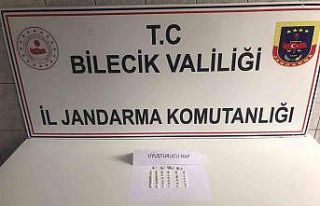 Bilecik’te bir araçta 54 adet uyuşturucu hap ele...