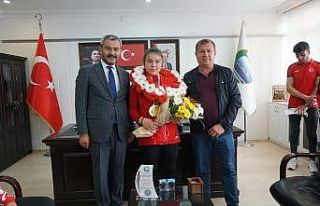 Bileğiyle dünyayı deviren Şifa Nur, Çivril’in...