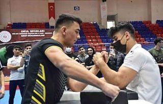 Bilek güreşi gençler grup müsabakaları Karabük’te...