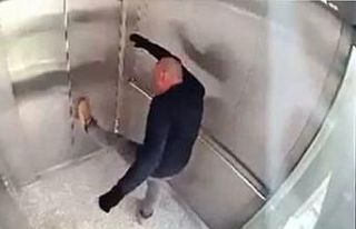 Bindiği asansörü tekmelerle kullanılamaz hale...