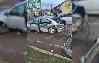 Bingöl’de iki otomobil çarpıştı: 1 yaralı