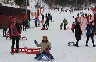 Binler Palandöken’e akın etti, pistler doldu taştı