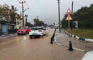 Bir anda bastıran yağmur cadde ve sokakları göle...