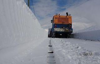 Bitlis’te karla mücadele gece gündüz devam ediyor