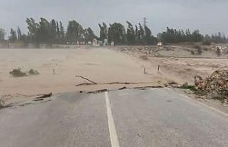 Boğaçay’ı taştı, kapatılan köprünün üzerinden...