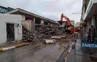 Boşaltılan iş yerlerinin yıkımı başladı