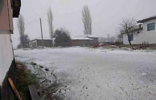 Bozüyük’te mevsimin ilk karı yağdı