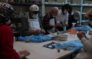 Bu atölyelerde el becerilerini geliştiriyorlar