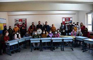 Bu çocuklar geleneksel Türk kültürü ile teknolojiyi...