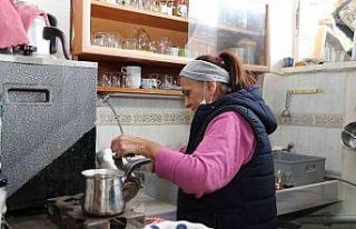 Bu kıraathanede çaylara kadın eli değiyor