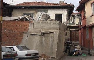 Bu mahallede yıkılmaya yüz tutan metruk binalar...