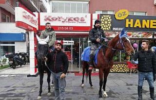 Bu mekanın kuryeleri siparişleri at ile getiriyor