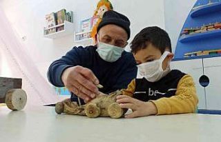 Bu okulda dedeler oyuncak yapıyor, nineler masal...