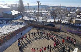 Bu okulda teneffüsler halay çekerek geçiyor