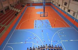 Bünyan Spor Salonu yeni zeminine kavuştu