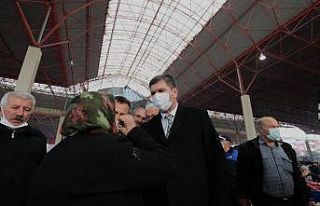 Burdur’da pazar yerinde vatandaşa sıcak çorba