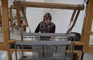 Burdurlu kadınlar 300 yıllık Alaca dokumayı ilmek...