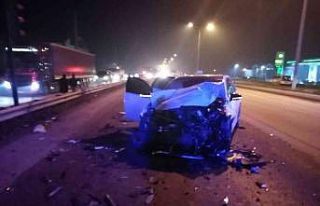 Bursa’da araç kırmızı ışıkta bekleyen otomobile...