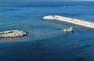 Bursa’da balıkçı barınağının girişi kumla...