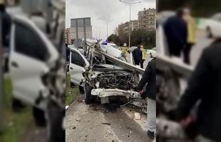 Bursa’da bariyerlere ok gibi saplanan otomobilden...