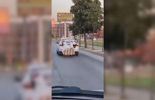 Bursa’da çekçek arabayı arabanın bagajına bağlayarak...