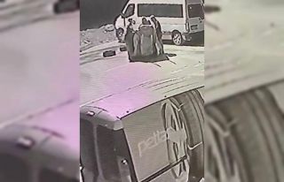 Bursa’da çöp konteynerini çek çek arabaya koyarak...