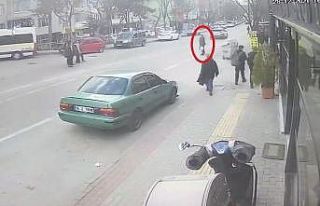 Bursa’da dehşet anları kamerada...Otomobilin çarptığı...