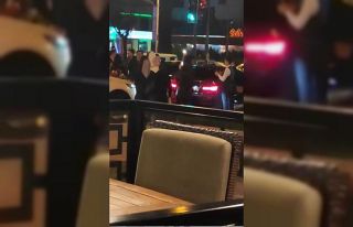 Bursa’da düğün konvoyu yolu kapattı, gelin oynadı