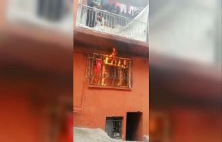 Bursa’da ev alev alev yanarken Türk bayrağının...