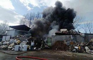 Bursa’da hurda deposu alev aldı, dumanlar gökyüzünü...