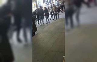 Bursa’da kızlar ’’erkek’’ yüzünden kavga...