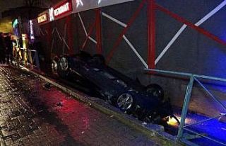 Bursa’da kontrolden çıkan otomobil yan yolu uçtu:...