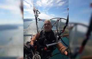 Büyükçekmece’de denizde tekneye çakılan paramotorun...