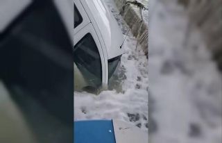 Büyükçekmece’de dev dalgalar park halindeki aracı...