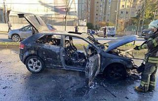 Büyükçekmece’de seyir halindeki araç alev topuna...