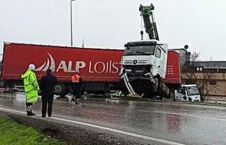 Büyükçekmece’de tır yan yola uçtu: 1 yaralı