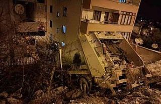 Buzda kayan çöp kamyonu az kalsın evlerin içine...