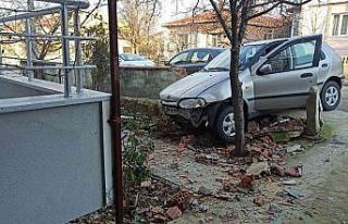 Buzlanan yolda kayan araç bahçe duvarına daldı