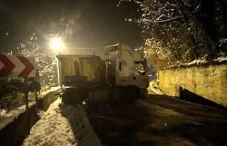 Buzlanan yolda tır duvara çarptı
