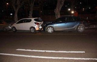 Buzlanan yolda zincirleme trafik kazası, 4 araca...