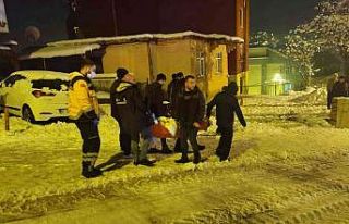 Buzlu zeminde hastayı taşımak için seferber oldular
