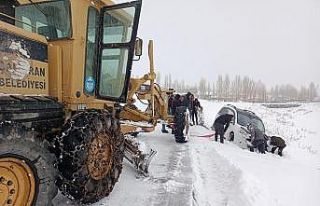 Çaldıran’da karla mücadele çalışmaları
